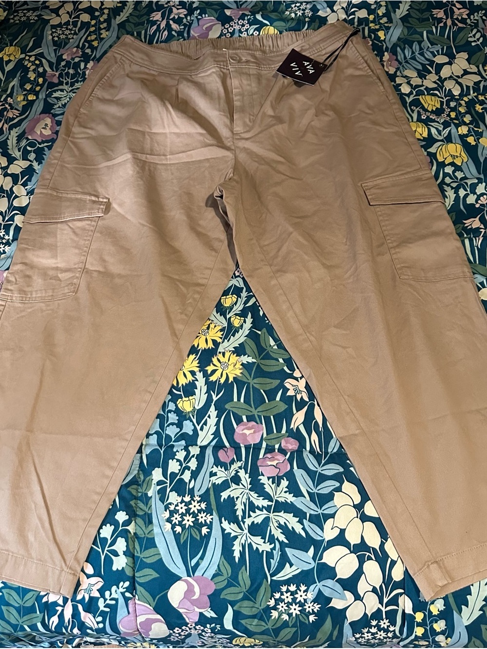 Women's Cargo Jeans in Tan –